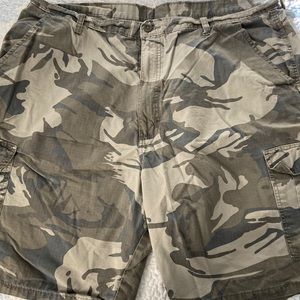 Men’s WRANGLER cargo shorts. Size 42.